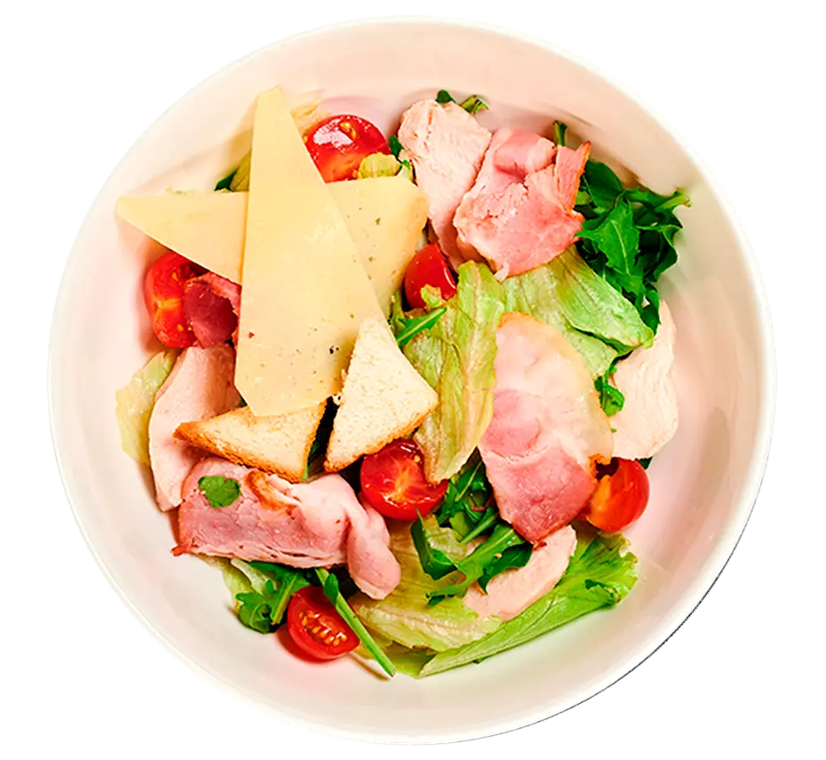 Салат з куркою, беконом та пармезаном